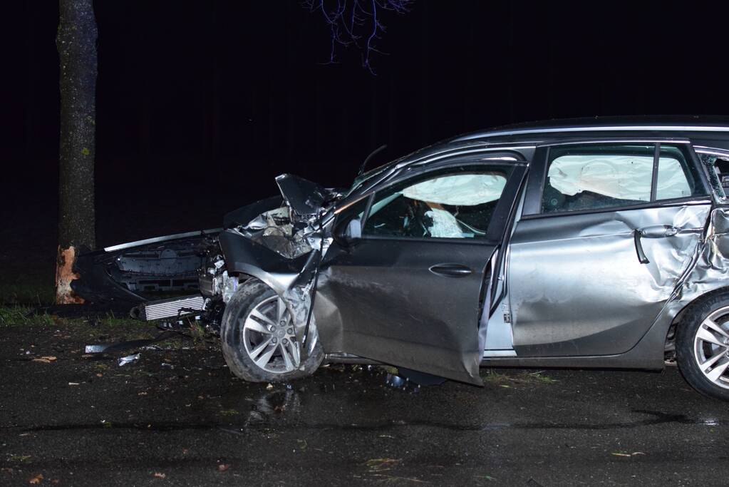 Auto total loss na eenzijdige botsing op boom