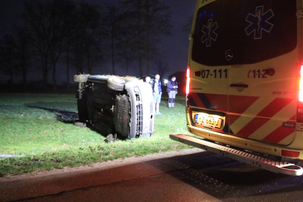 Bestelbus vliegt uit de bocht en belandt op zijkant, twee aanhoudingen
