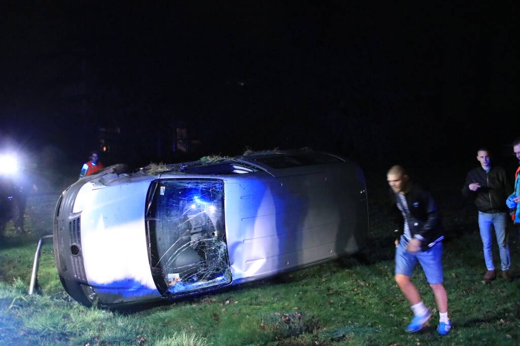 Bestelbus vliegt uit de bocht en belandt op zijkant, twee aanhoudingen