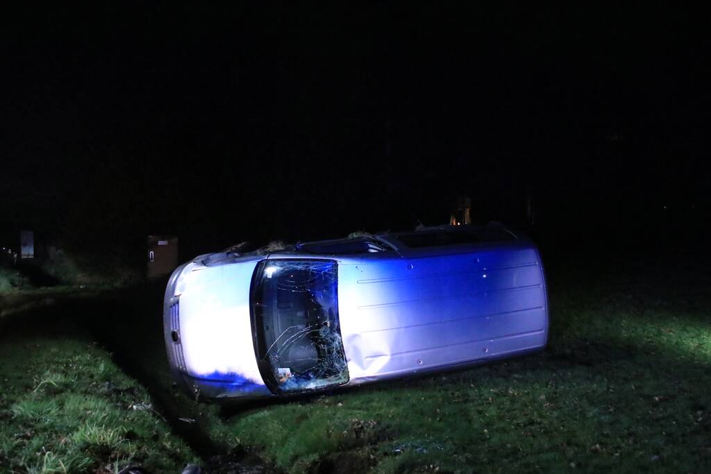 Bestelbus vliegt uit de bocht en belandt op zijkant, twee aanhoudingen