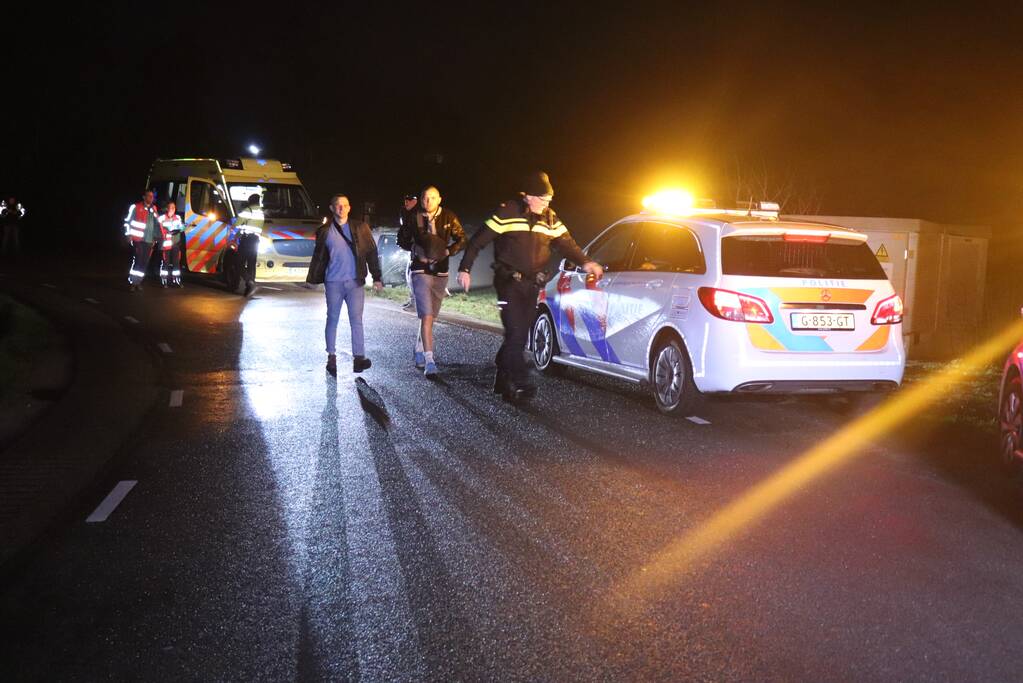 Bestelbus vliegt uit de bocht en belandt op zijkant, twee aanhoudingen