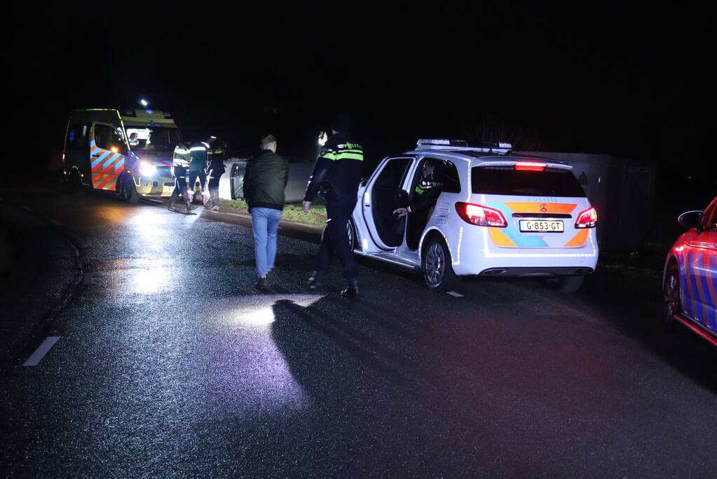 Bestelbus vliegt uit de bocht en belandt op zijkant, twee aanhoudingen