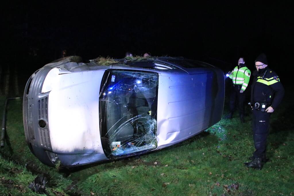 Bestelbus vliegt uit de bocht en belandt op zijkant, twee aanhoudingen