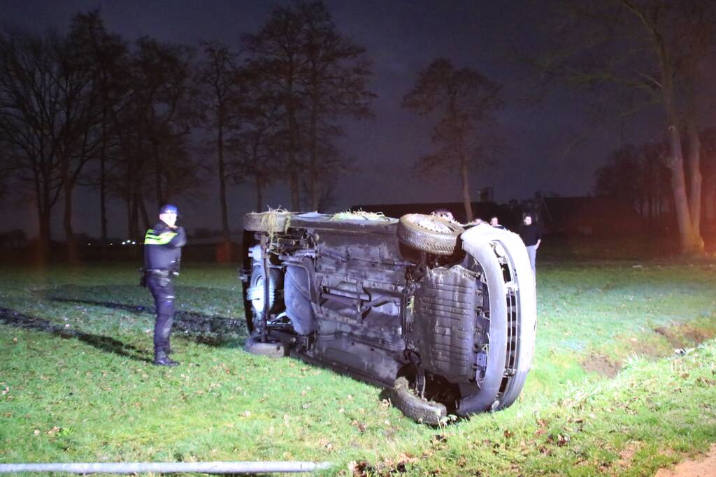 Bestelbus vliegt uit de bocht en belandt op zijkant, twee aanhoudingen