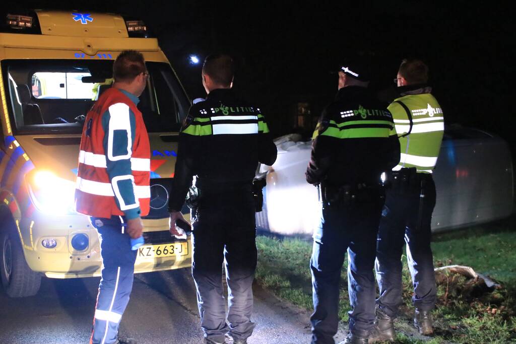 Bestelbus vliegt uit de bocht en belandt op zijkant, twee aanhoudingen