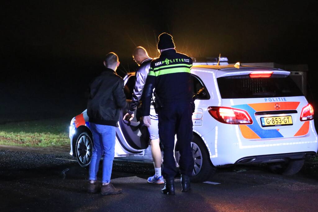 Bestelbus vliegt uit de bocht en belandt op zijkant, twee aanhoudingen