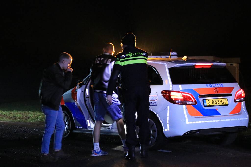 Bestelbus vliegt uit de bocht en belandt op zijkant, twee aanhoudingen