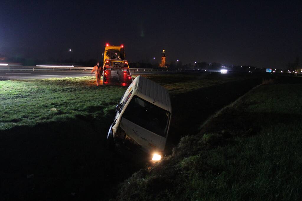 Bestelbusje beland in sloot