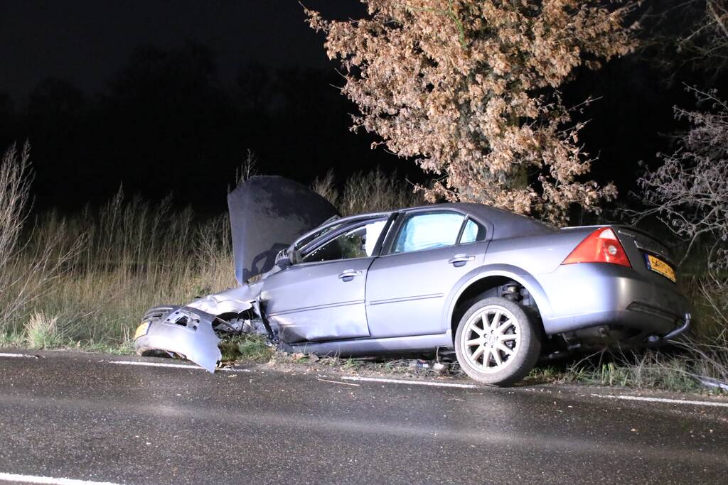 Auto crasht na achtervolging