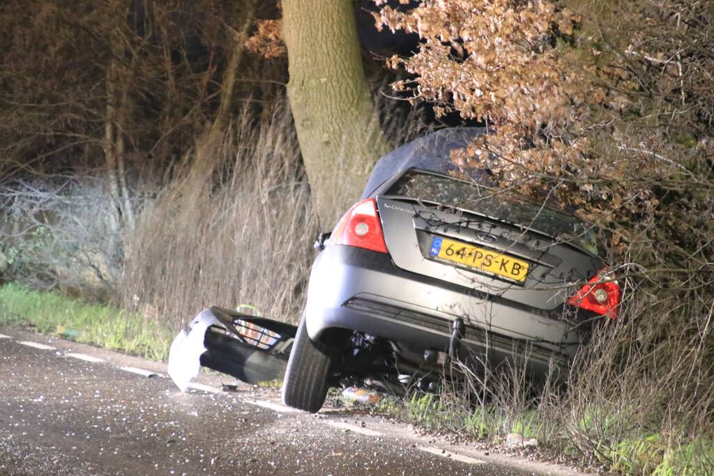 Auto crasht na achtervolging