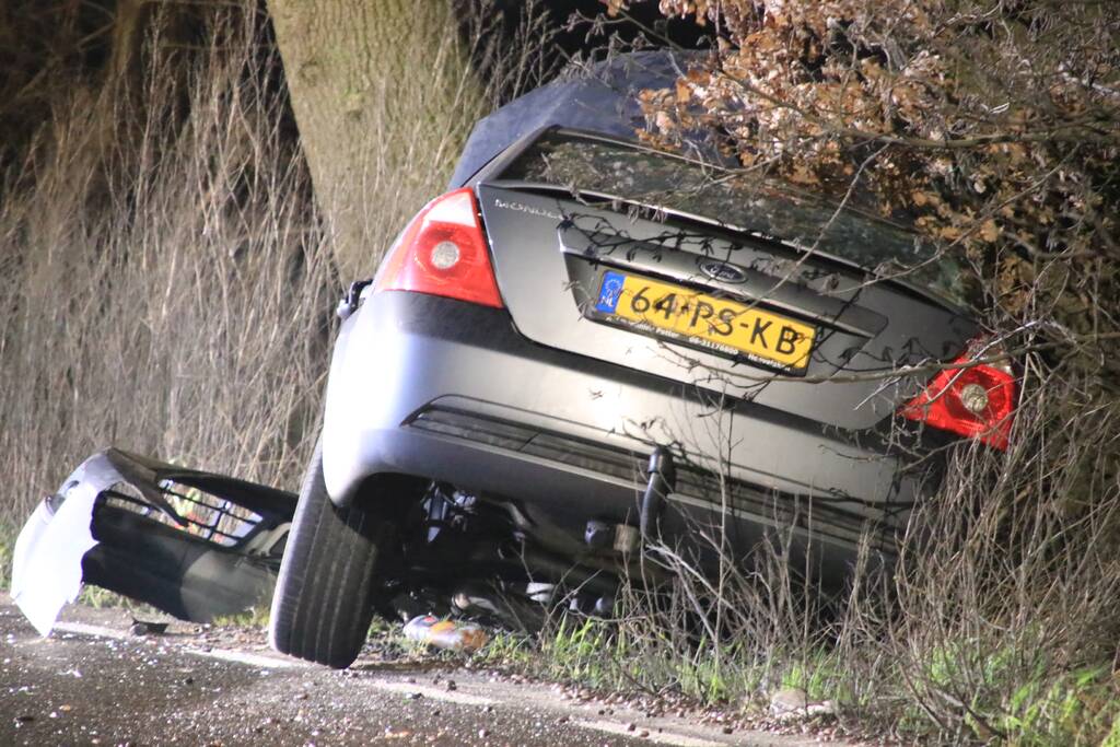 Auto crasht na achtervolging