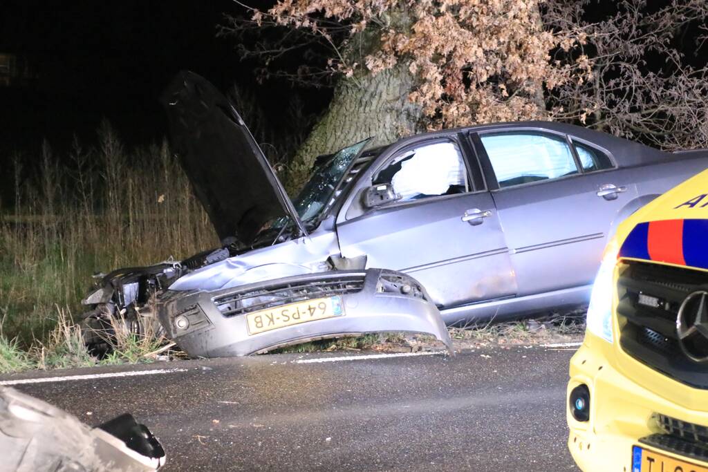 Auto crasht na achtervolging