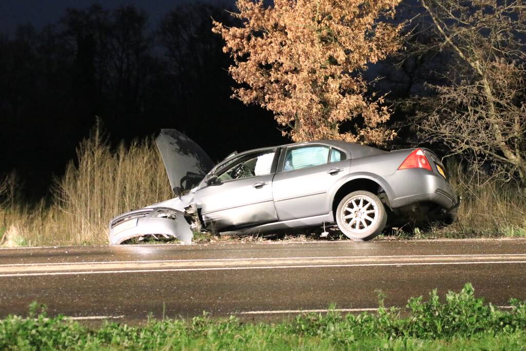 Auto crasht na achtervolging