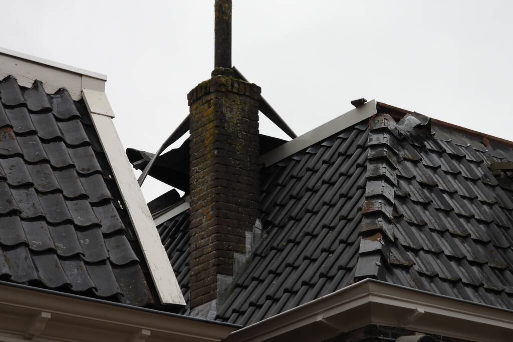 Stuk dak van woning gewaaid
