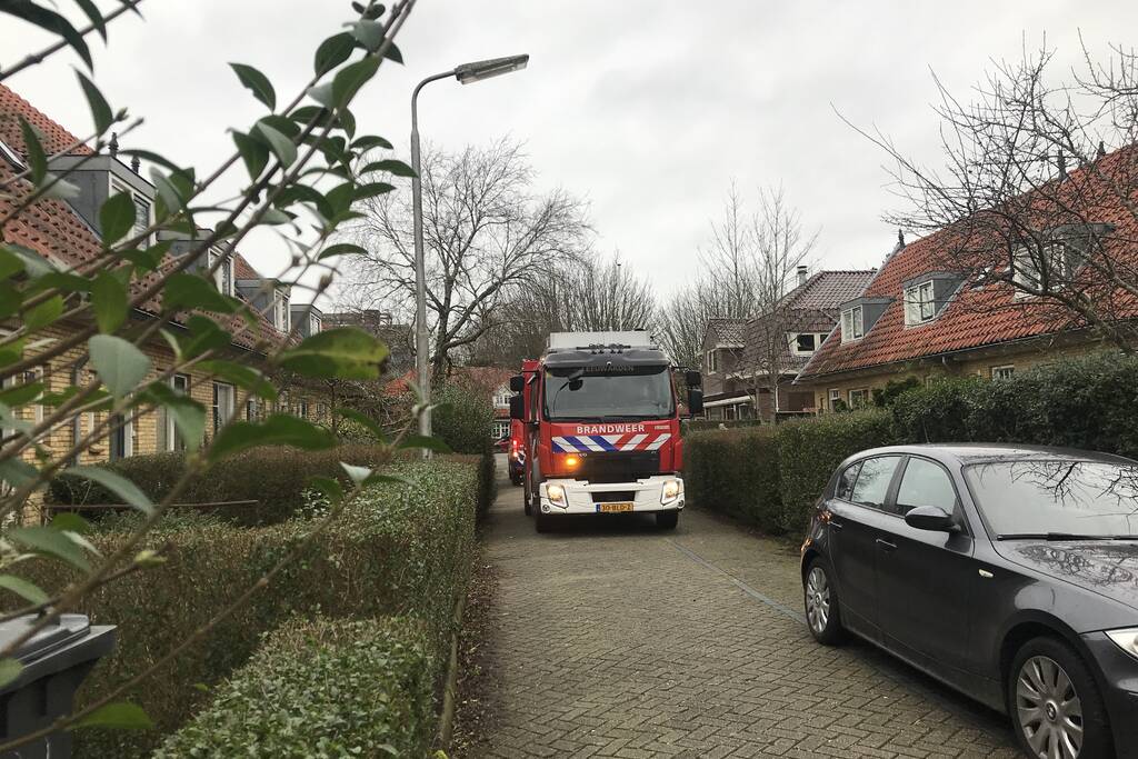 Boom drijgt op schuur te vallen