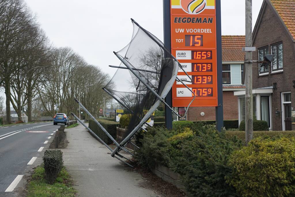 Trampoline waait de weg over