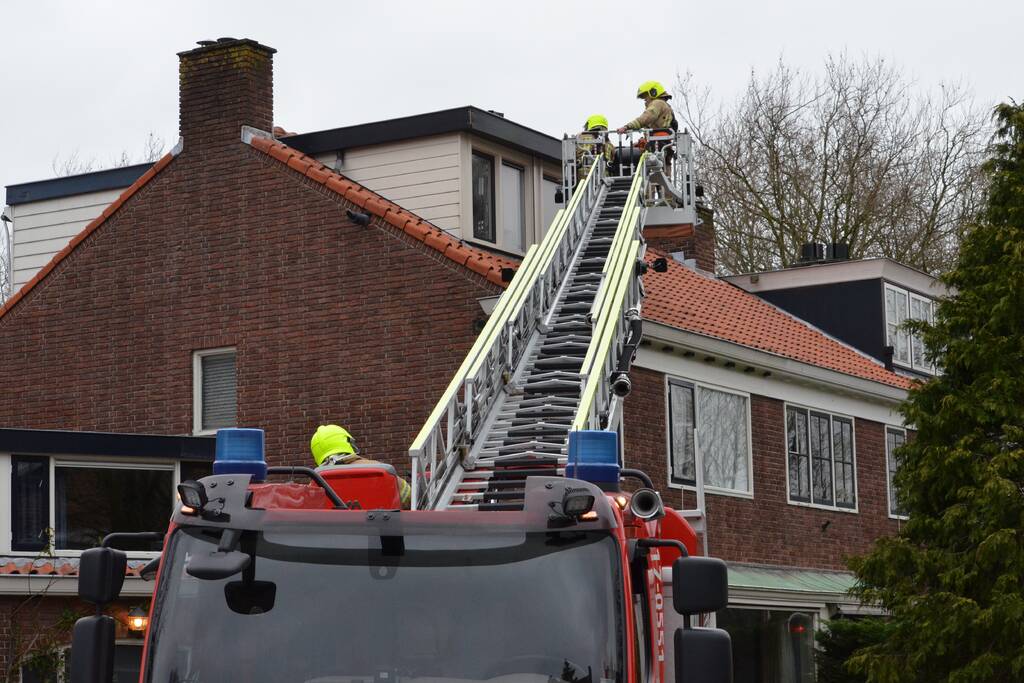 Brandweer zet dakrand vweer vast