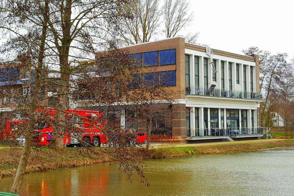 Zonnepanelen losgerukt door harde wind