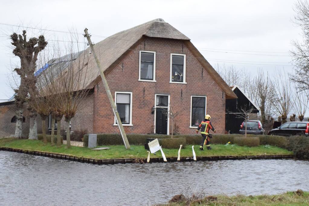 Stroompaal breekt af door harde wind