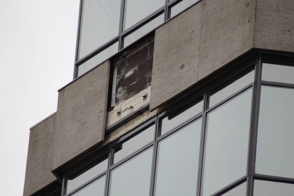 Harde wind rukt betonnen gevelpaneel los