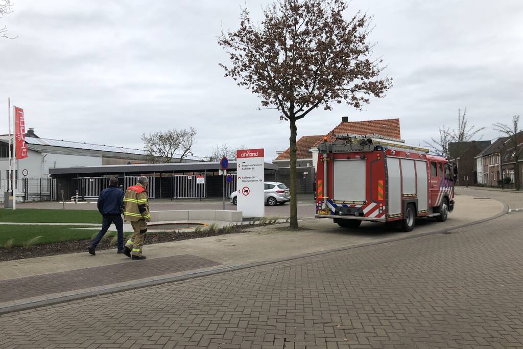 Harde wind rukt betonnen gevelpaneel los
