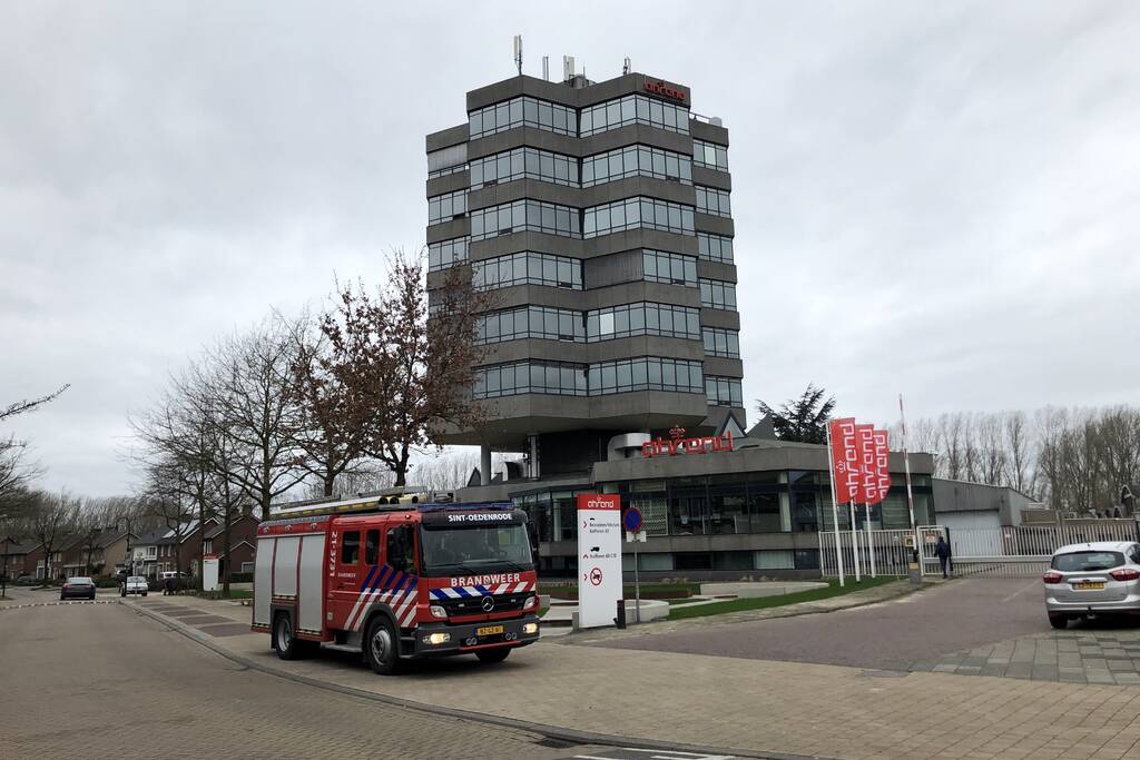 Harde wind rukt betonnen gevelpaneel los