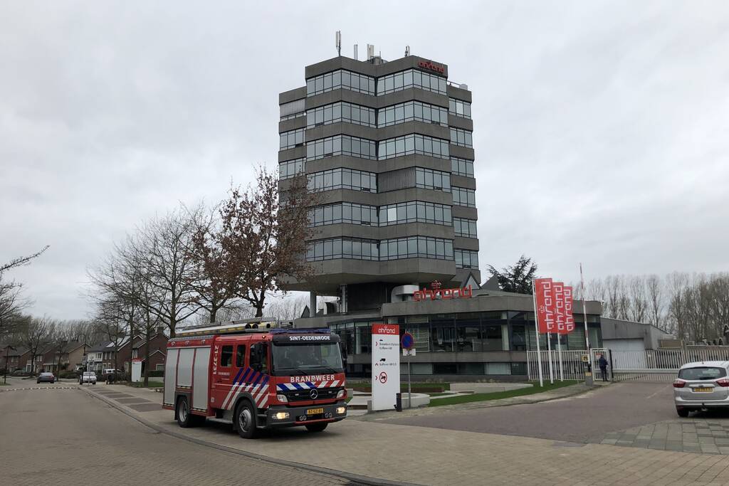 Harde wind rukt betonnen gevelpaneel los