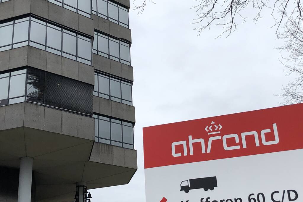 Harde wind rukt betonnen gevelpaneel los