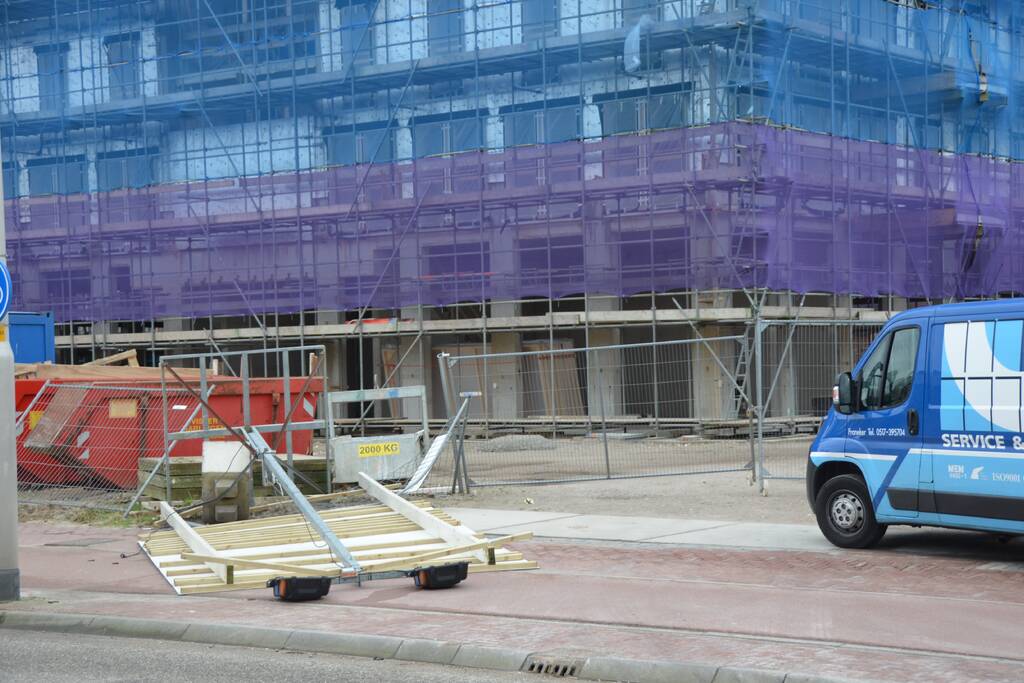 Straatmeubilair waait weg door de storm