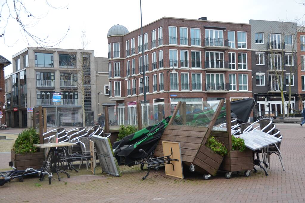 Straatmeubilair waait weg door de storm