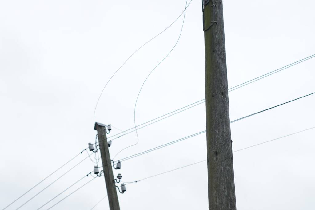 Kabels in mast beschadigd door omgevallen boom