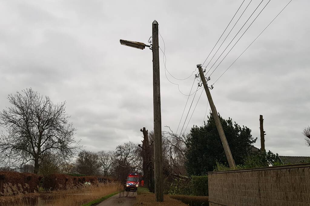 Kabels in mast beschadigd door omgevallen boom