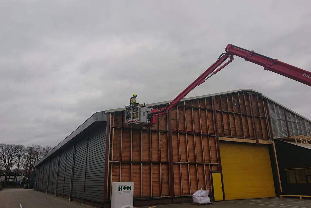 Dak van loods dreigt weg te waaien