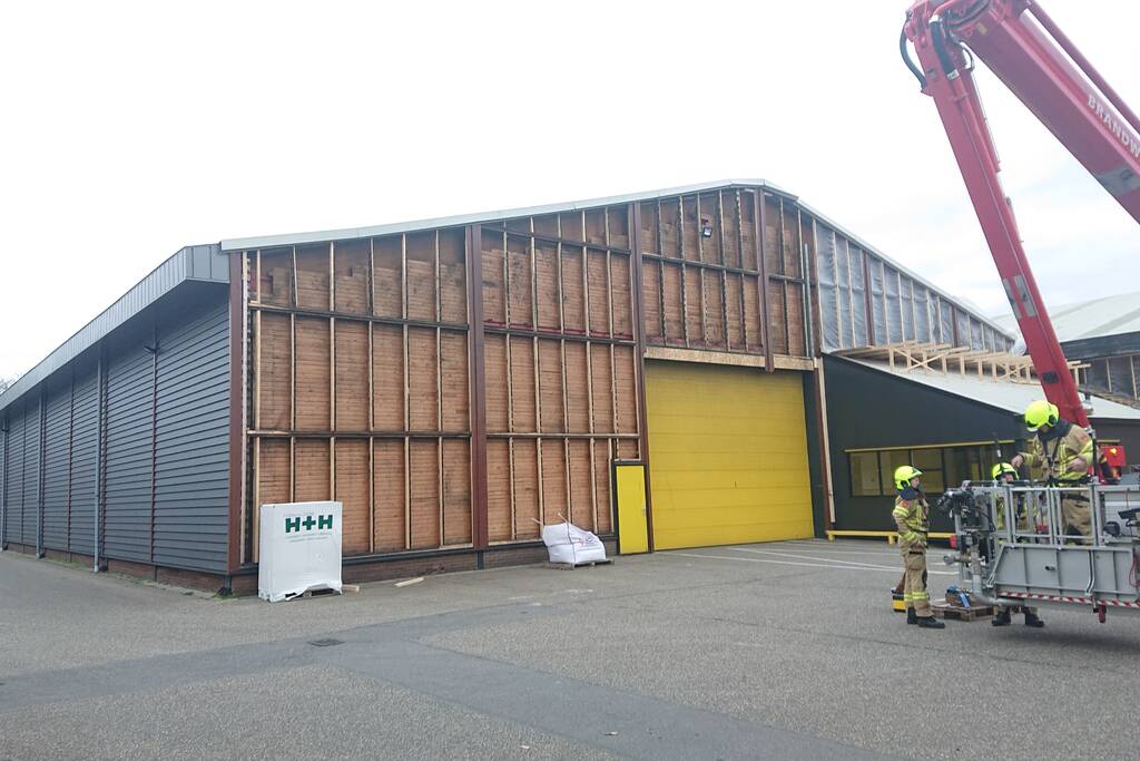 Dak van loods dreigt weg te waaien