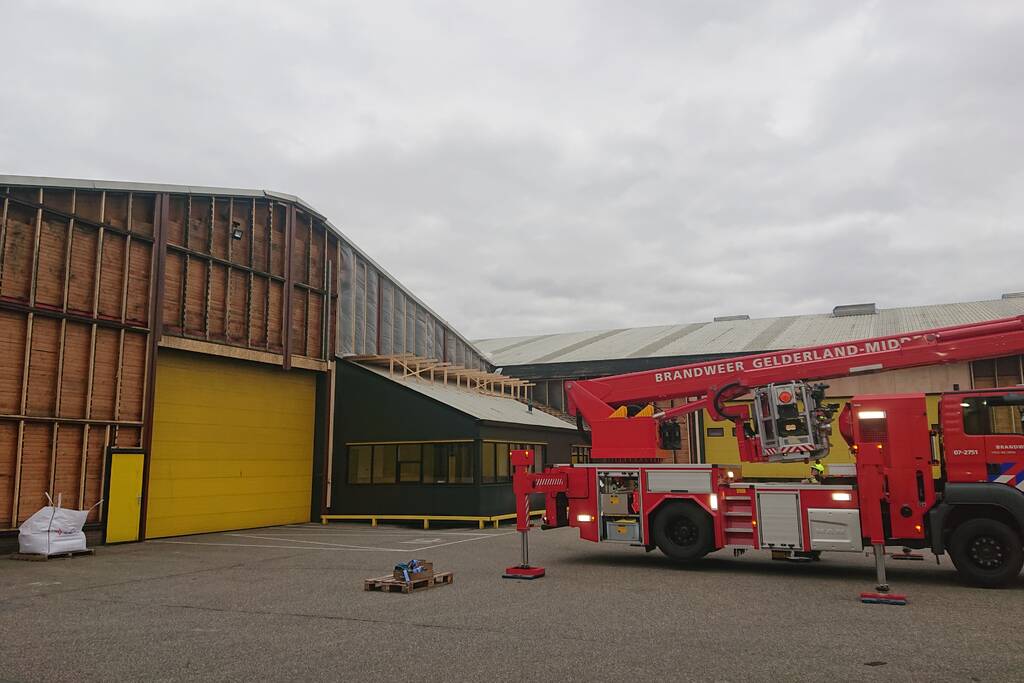 Dak van loods dreigt weg te waaien