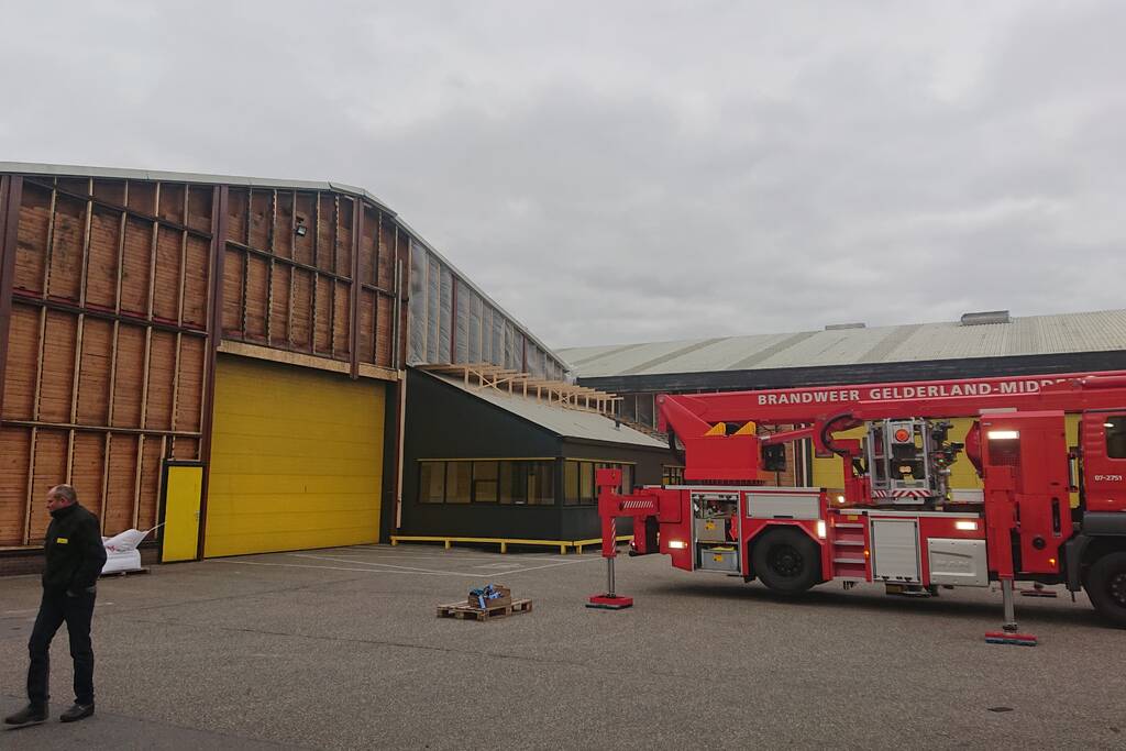 Dak van loods dreigt weg te waaien