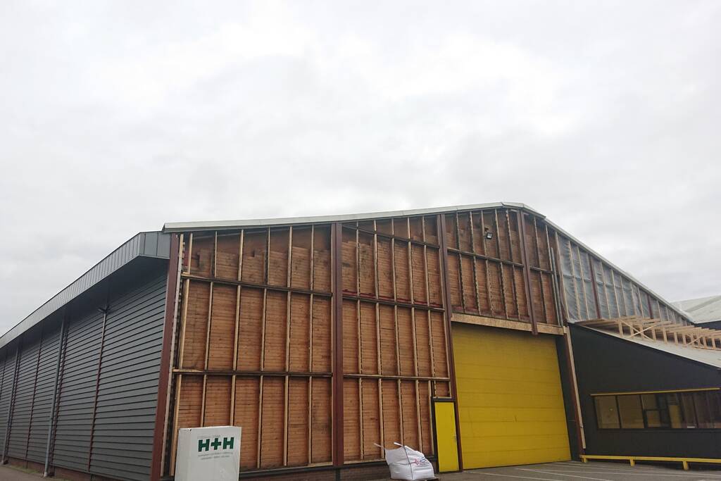 Dak van loods dreigt weg te waaien