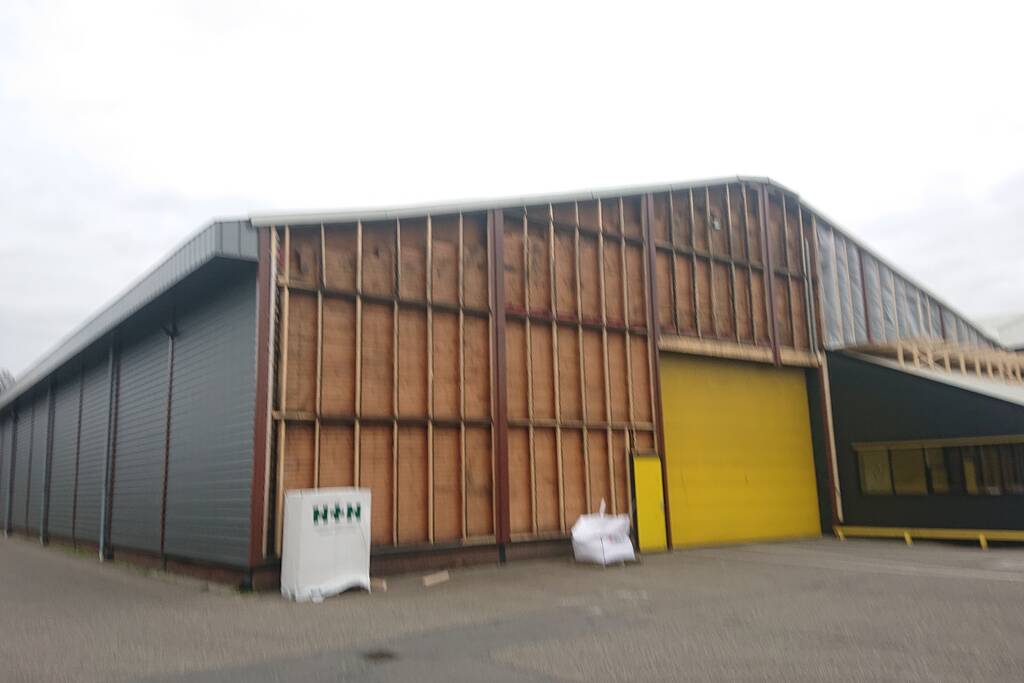 Dak van loods dreigt weg te waaien