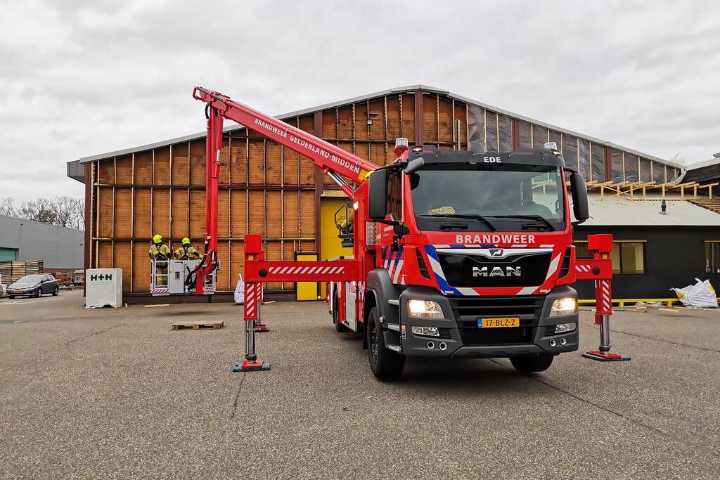 Dak van loods dreigt weg te waaien
