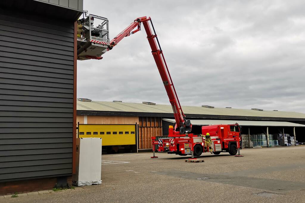 Dak van loods dreigt weg te waaien