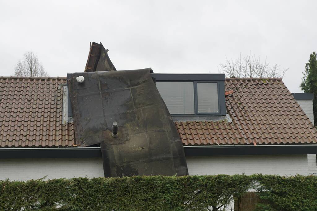 Dak waait van woning en belandt op ander dak