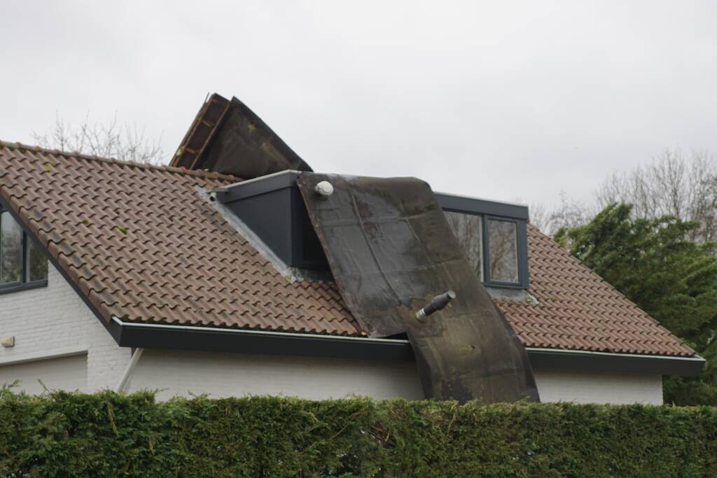 Dak waait van woning en belandt op ander dak