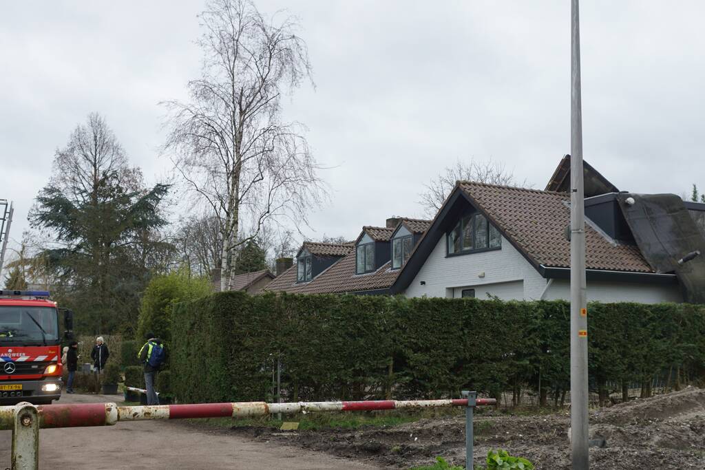 Dak waait van woning en belandt op ander dak