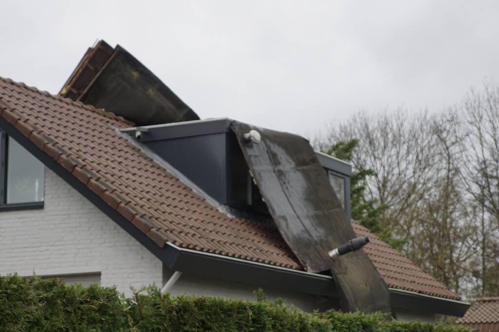 Dak waait van woning en belandt op ander dak