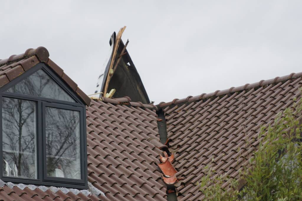 Dak waait van woning en belandt op ander dak