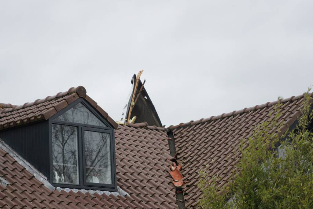 Dak waait van woning en belandt op ander dak
