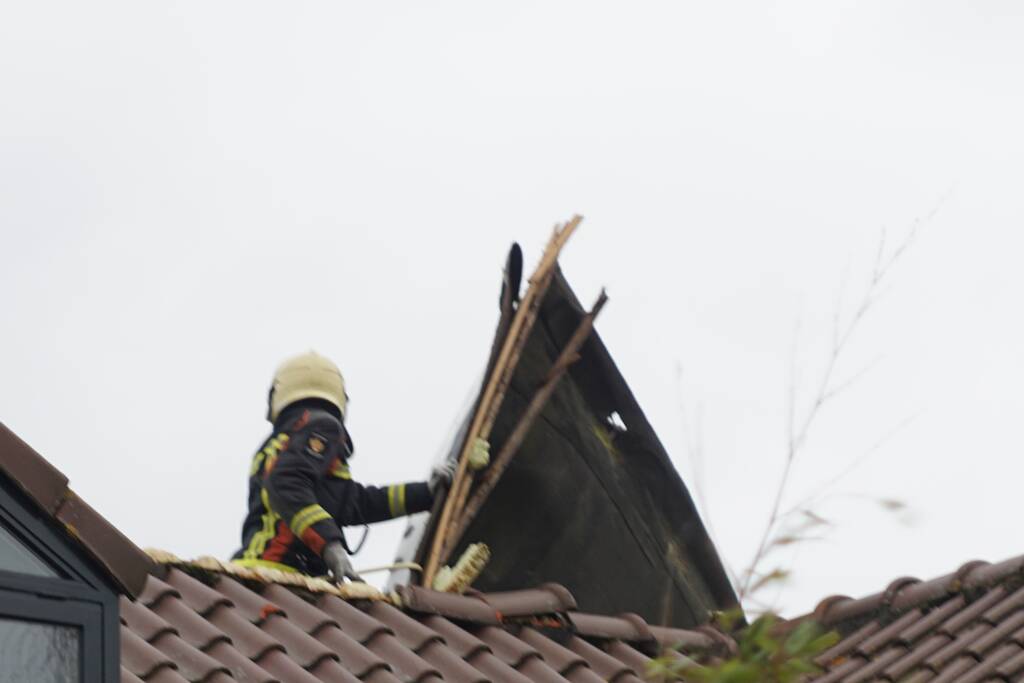 Dak waait van woning en belandt op ander dak