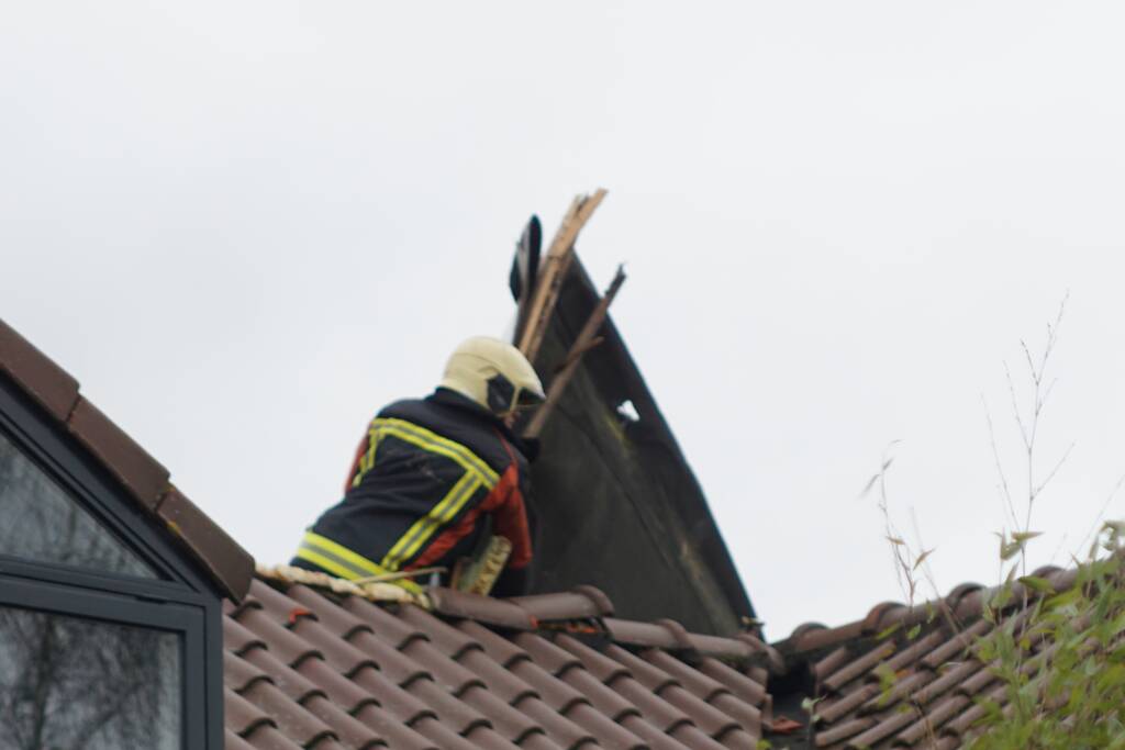 Dak waait van woning en belandt op ander dak
