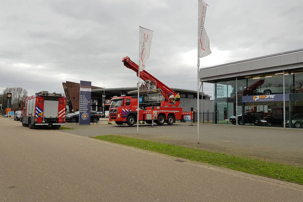 Gevelplaten van autoberijf losgewaaid