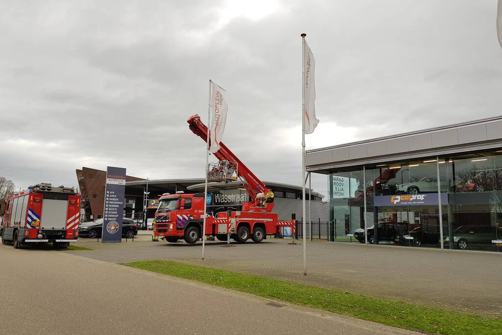 Gevelplaten van autoberijf losgewaaid